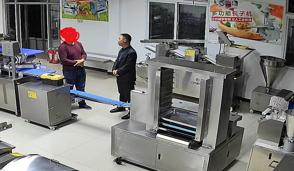 負(fù)債千萬(wàn)老鐵用包子機(jī)做生坯包子