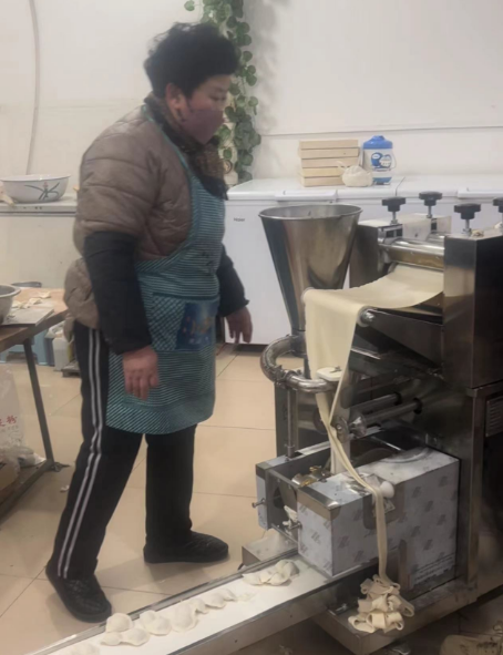 三十年老店使用三好餃子機(jī)包餃子