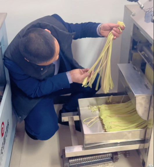 三好小型面條機(jī)做果蔬面