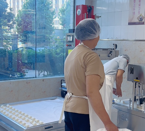 饅頭機(jī)怎么配合擺盤機(jī)