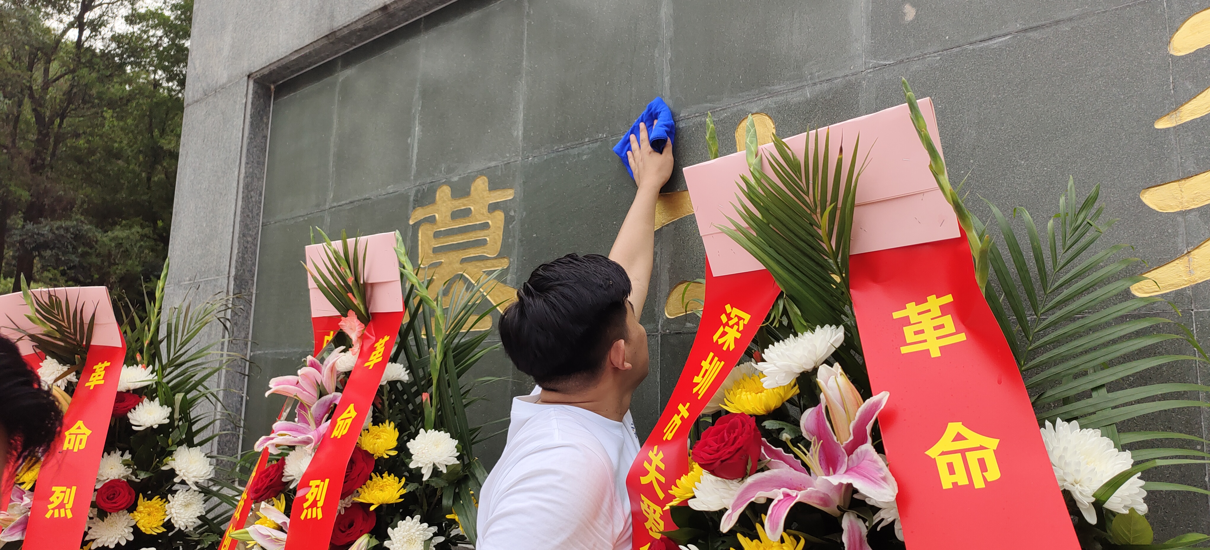 1774858224868423.jpg 擦拭烈士墓碑.jpg